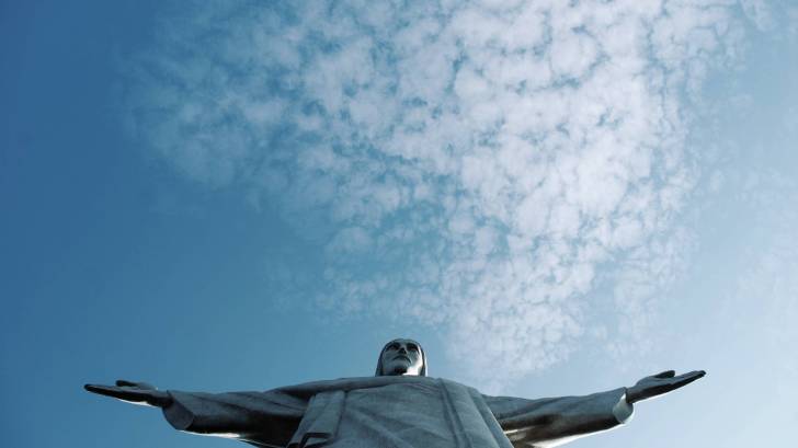 rio statue looking at the sky