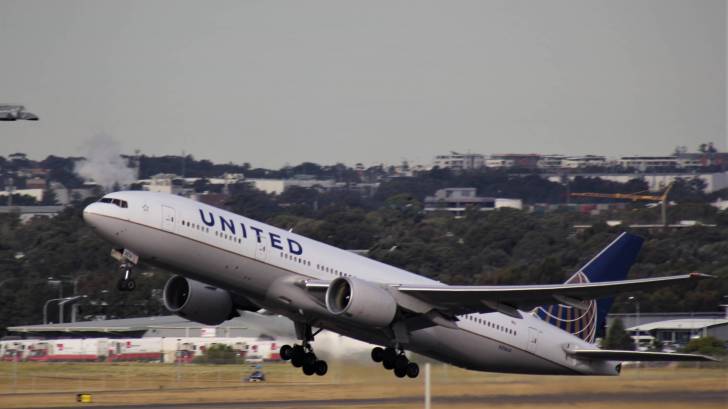 united airlines jet taking off