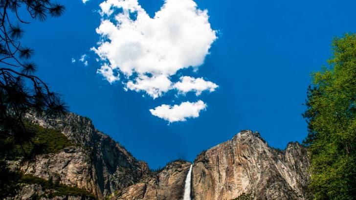 yosemite mountain with beautiful sky and cloud