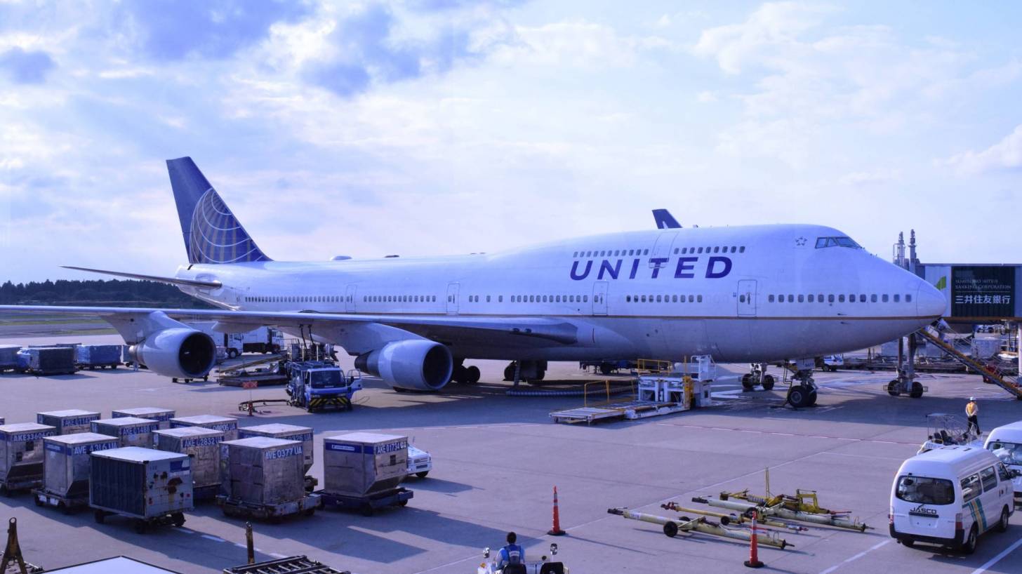 united jet at airport