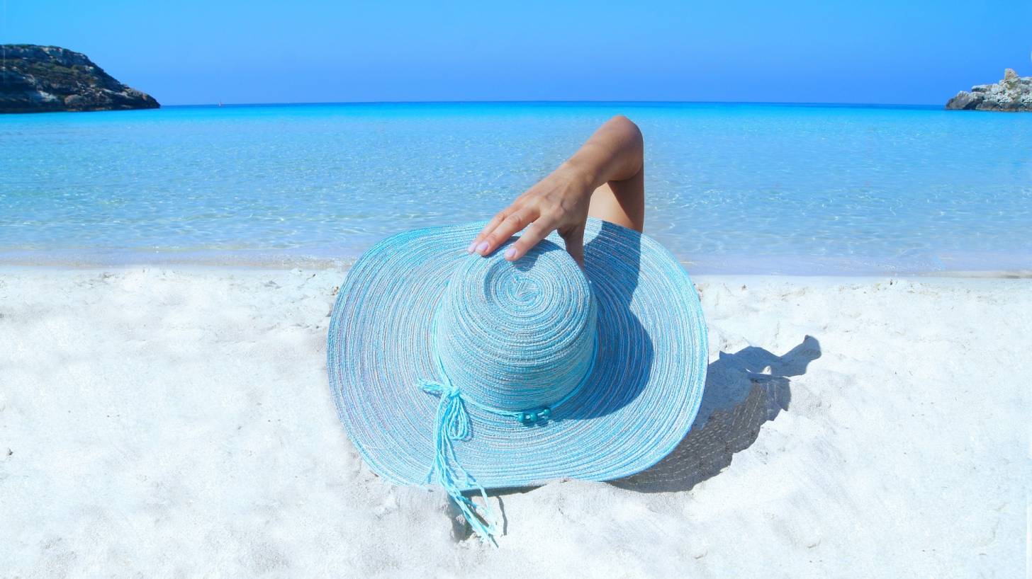 fashion hat on a white beach