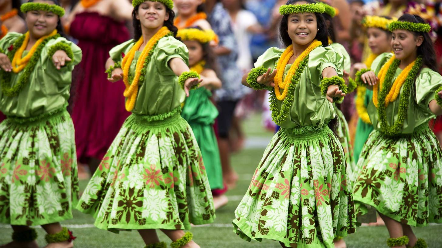 hawaiian hula dancers greeting visitors