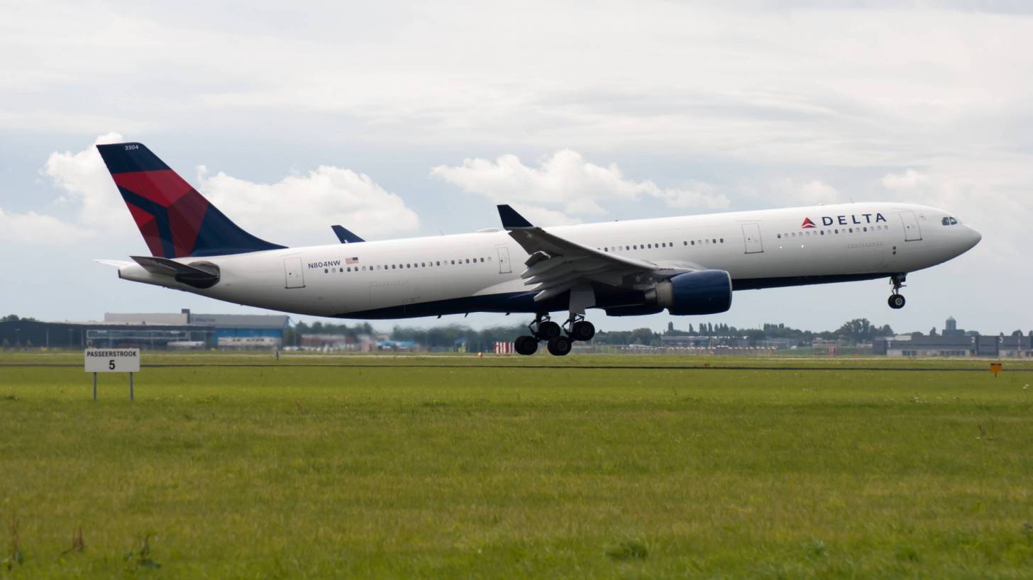 delta jet on the runway