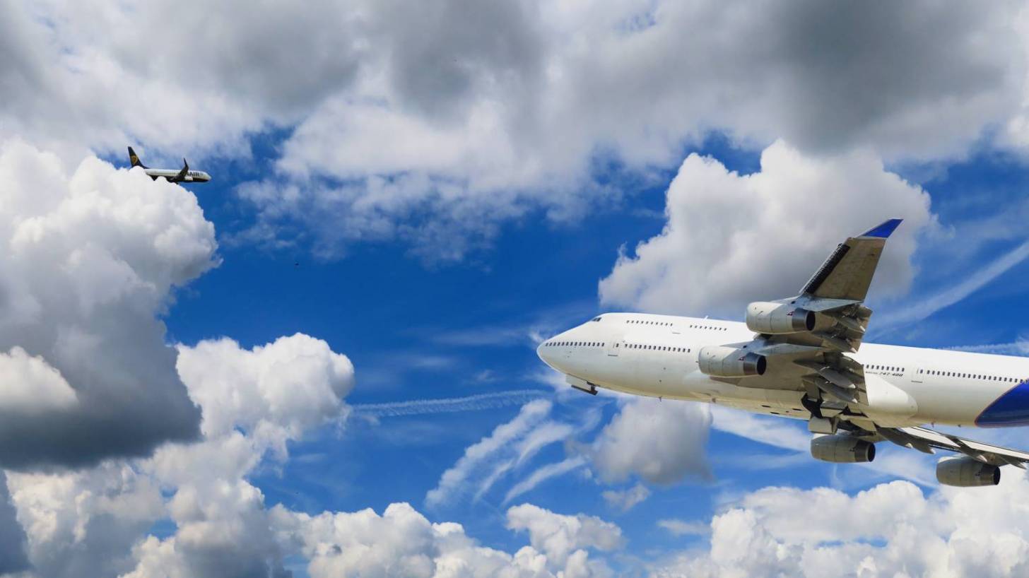 airliners in the sky