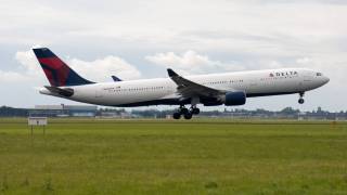 delta jet on the runway